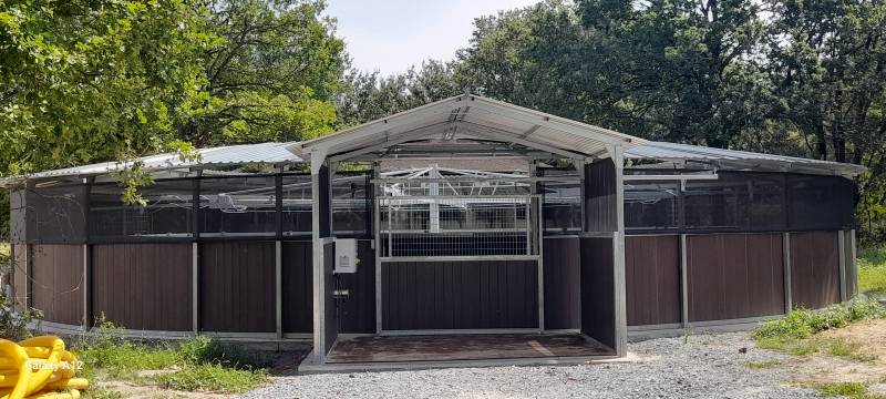 Marcheur 20 mètres, 8 chevaux avec clôtures en résine avec avancées et sol en pavés autobloquants, installé à Saumur dans le Maine et Loire (Département 49)