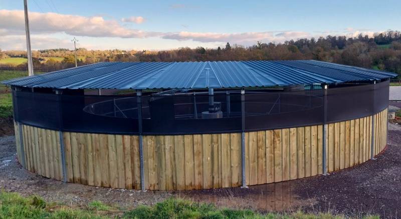 Marcheur 16 mètres, 5 chevaux avec clôture en caoutchouc / habillage bois, installé en Normandie dans le Calvados (14)